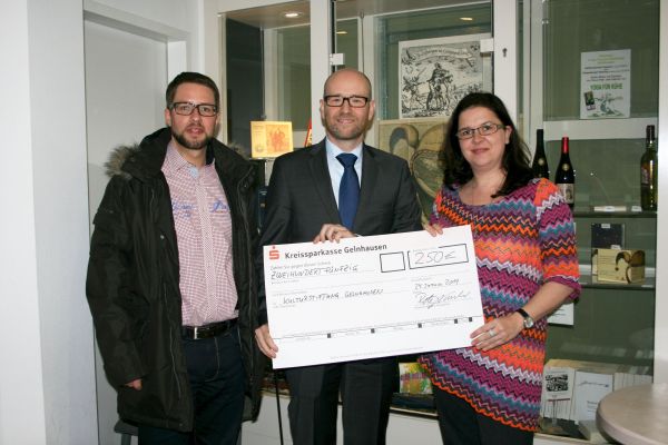 Foto von Vorsprung-Online.de: Dr. Peter Tauber überreicht eine Spende in Höhe von 250 Euro an Museumsleiterin Simone Grünewald und Bürgermeister Thorsten Stolz.