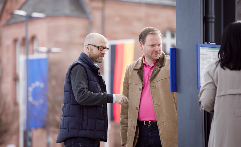 Dr. Peter Tauber (links) und Christian Litzinger nehmen die Neuerungen rund um den Bahnhof in Augenschein. (Foto: Koch)